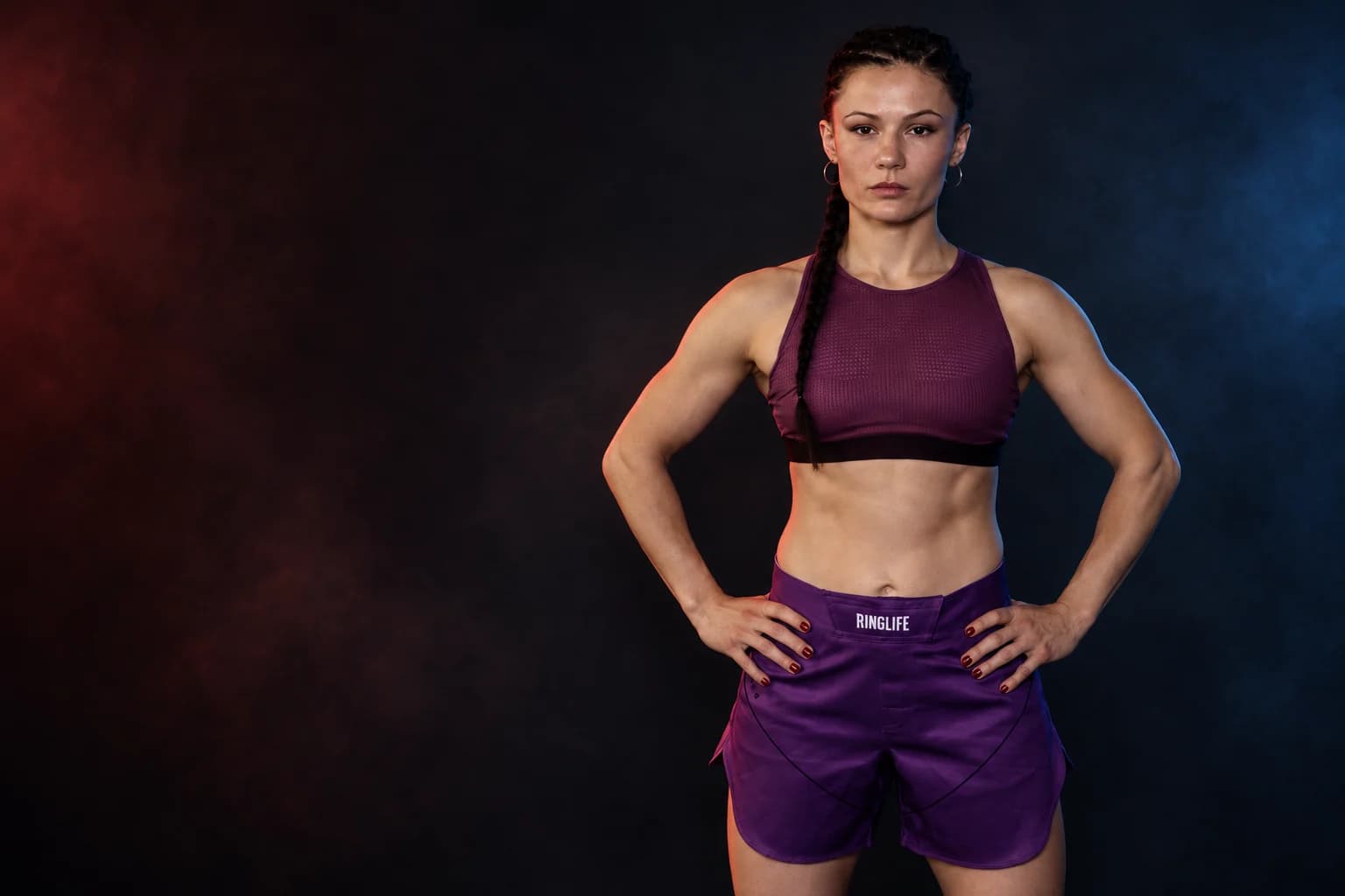 Porträt von Deborah „Debee Crush“ Melhorn in violetter Trainingskleidung, Hände an den Hüften.